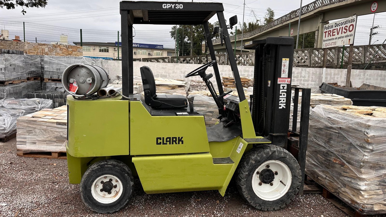Empilhadeira Combustão - Clark - GPY30