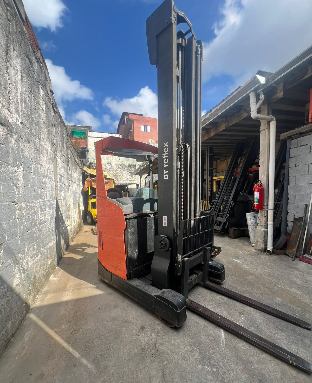 Empilhadeira Retrátil - Toyota BT - RRE140