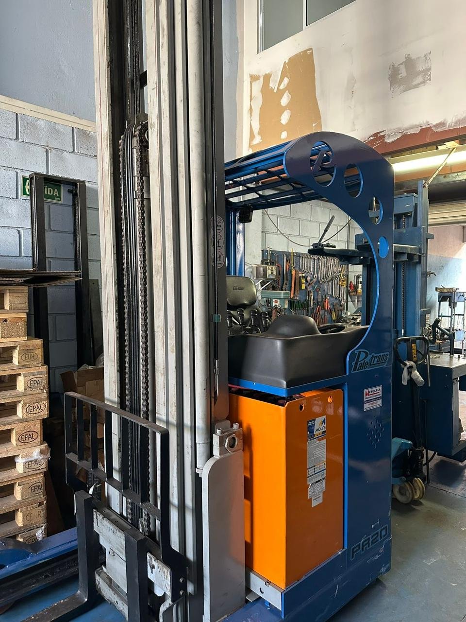 Empilhadeira Retrátil - Paletrans - PR2010