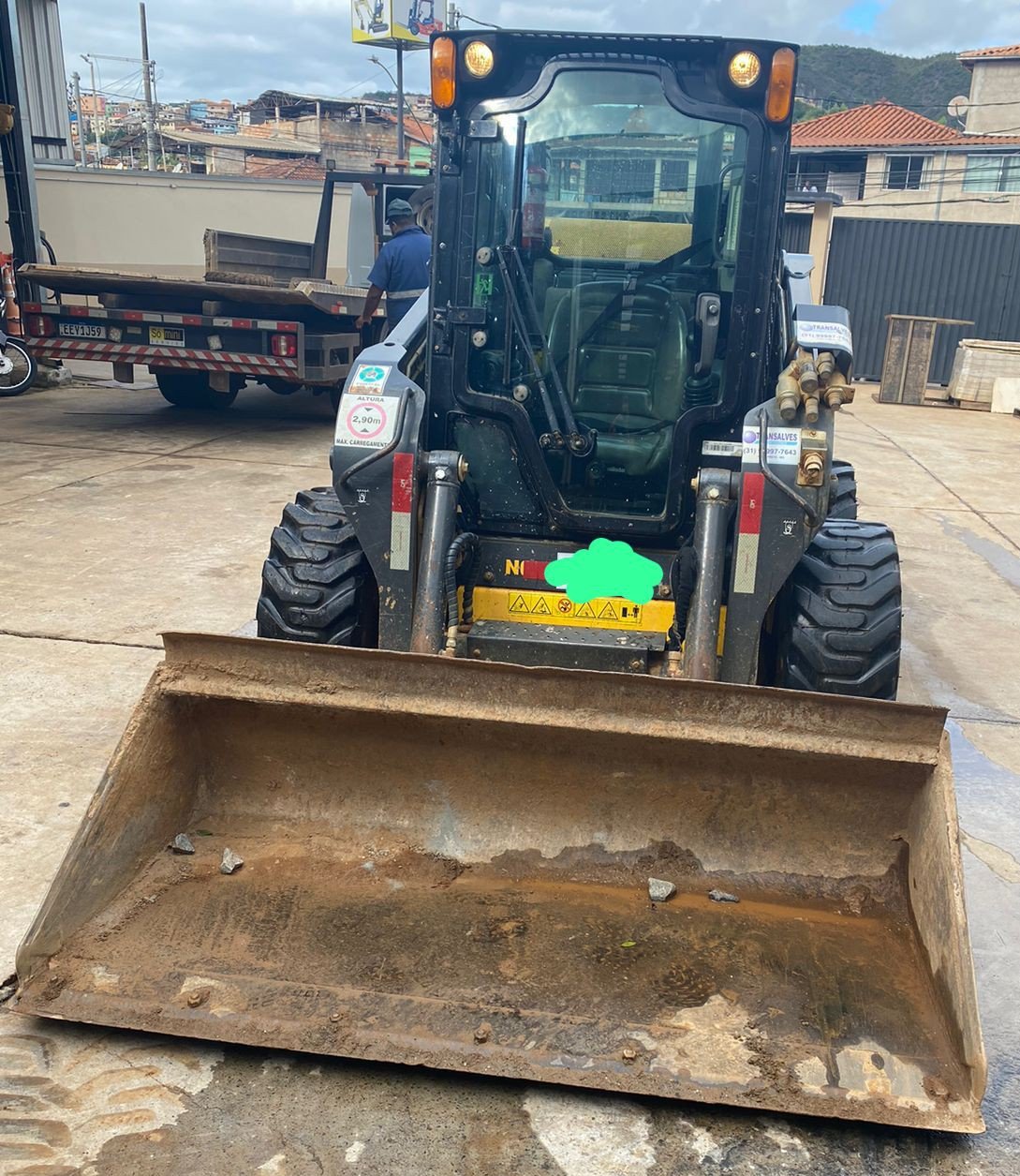 Mini Carregadeira - New Holland - L320