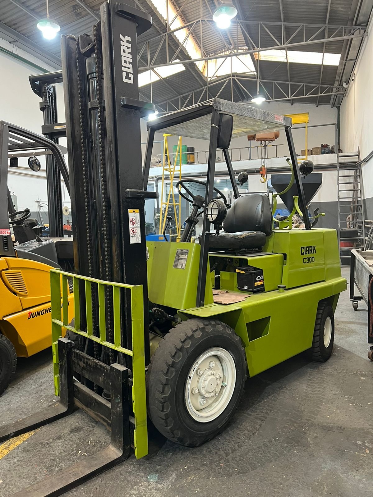 Empilhadeira Combustão - Clark - C300HY60