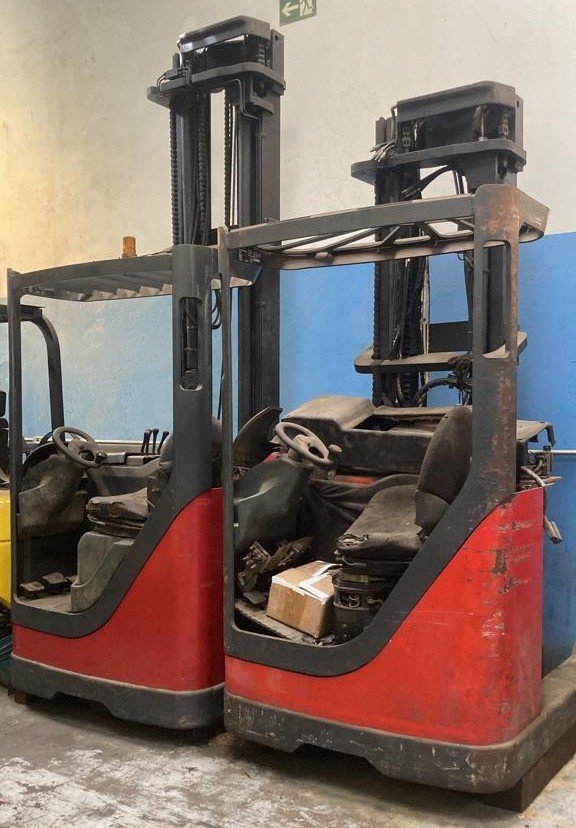 Empilhadeira Retrátil - 02 Linde - R14