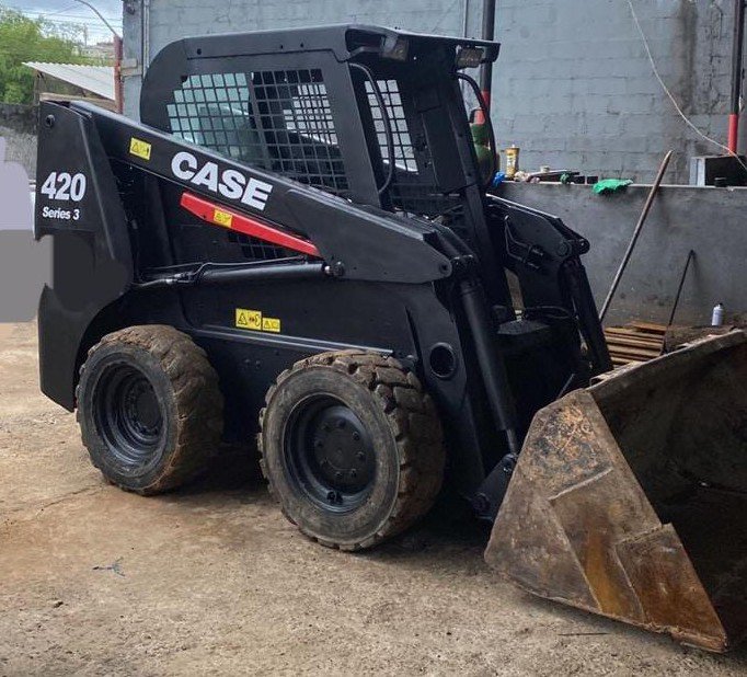 Mini Carregadeira - Case - 420