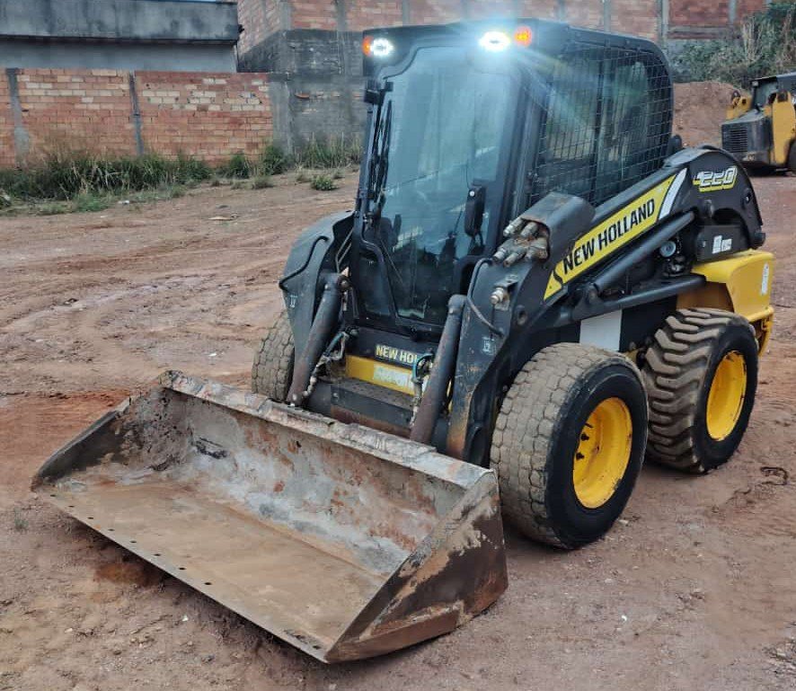 Mini Carregadeira - New Holland - L220